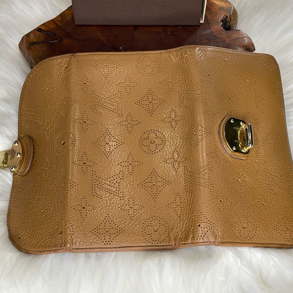 (MT49) Authentic Pre-Loved Louis Vuitton Mahina Portefeuille Amelia Wallet - Picture 7 of 16